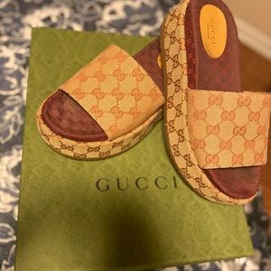 I am selling brown & burgundy Gucci platform slides. Size 38